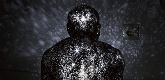 おじいさんの体に宿るミルキーウェイ。死後の世界を表現した「Light After Death」