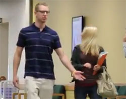 知らない人にいきなり手をつないでみた。男女問わず（アメリカ）