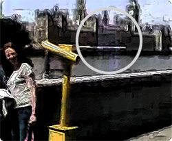 ゴーストアタック！？家族での写真撮影の瞬間にカメラを狙って襲撃してきた幽霊