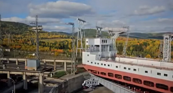 鉄道の上を走る船。ロシアの世界最大級のシップリフト「クラスノヤルスクHPP」