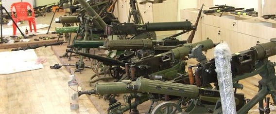 ロシアのブラックマーケットで取引される銃器。中には第二次世界大戦当時のものも