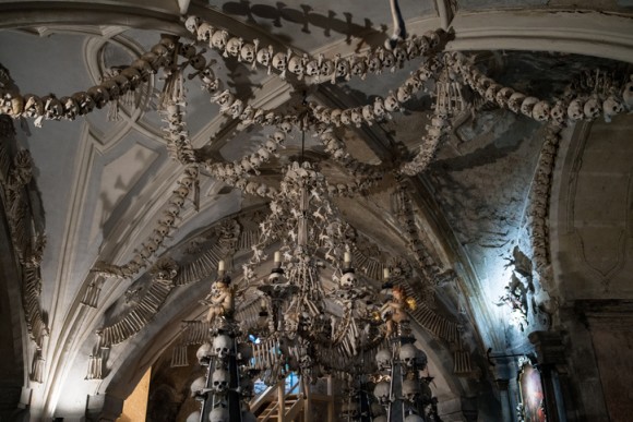 1万人の人骨で装飾され4万人の遺骨を保管している「セドレツ納骨堂」に関する驚くべき7つの事実