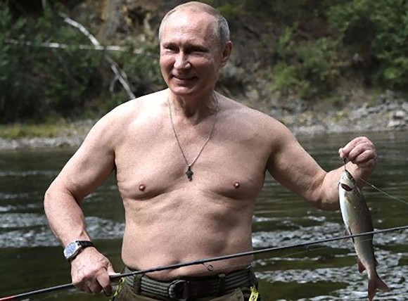 プーチンも夏休みは笑う。満面のほほえみでお魚み～つけた！