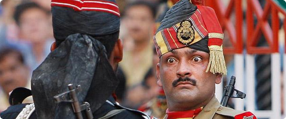 【動画】インド・パキスタンの国境で毎夕行われる「我が国旗の降納」儀式がアグレッシブで面白い（インド・パキスタン）