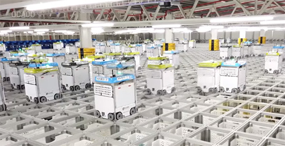 出荷じゃ出荷じゃ～！数千機のロボットがマス目に分類された商品の上を縦横無尽に走り回る倉庫内の光景（イギリス）