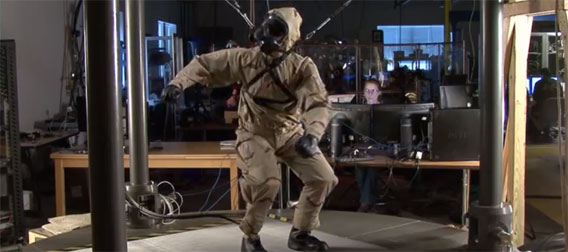 やばいかなり人っぽい！DARPA出資の人型ロボット「ペットマン」が防護服を身にまとう