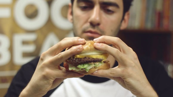科学的に分析した「ハンバーガーをこぼさず食べる方法」を外国人が試してみた