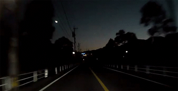 隕石、流れ星？九州の上空に謎の発光物体が複数目撃される。（11月3日）