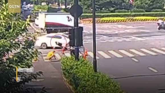不運は連鎖するが不幸中の幸い。バイクを運転していた女性、車にはねられた直後マンホールの中に落ちる（中国）
