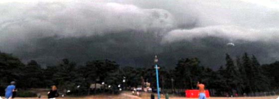 巨大な嵐雲が湧き上がり、海水浴場を一瞬にして暗闇の世界へ（フィンランド）