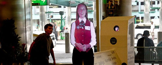 バーチャル時代突入。ニューヨークの空港にホログラム案内係がお目見え