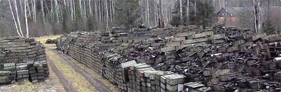 野ざらしに不法ストックされた大量の弾薬（ロシア）