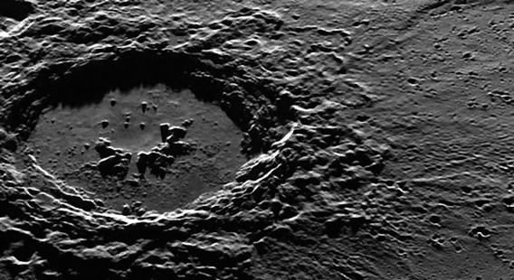 これが水星の「北斎」だ。NASAの探査機メッセンジャーがとらえた水星のクレーター「HOKUSAI」の画像