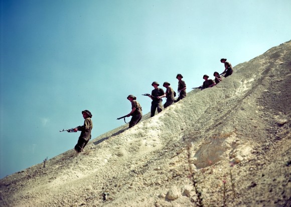 a patrol of Canadian infantry soldiers_e