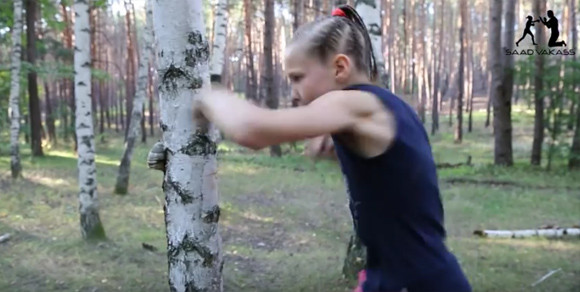 1分間に100発のパンチ！ロシアの格闘少女、9歳のエヴニカちゃんが凄い！