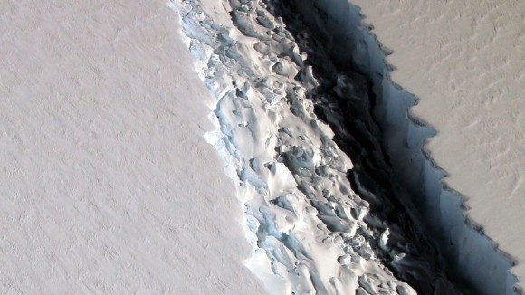 南極の棚氷に大きな亀裂。新たなる巨大氷山が誕生の見込み（NASA)
