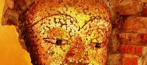 う、うまれた??剥落した仏像の腹の中から仏像が出現(タイ)