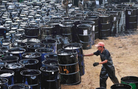 cleaning_dalian_harbor_13