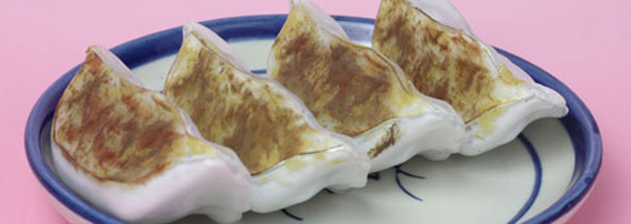 そっくりすぎてお腹が減る、実物大のぎょうざプラモデル 「1/1 プラギョーザ（餃子） 4個入り」がついに販売
