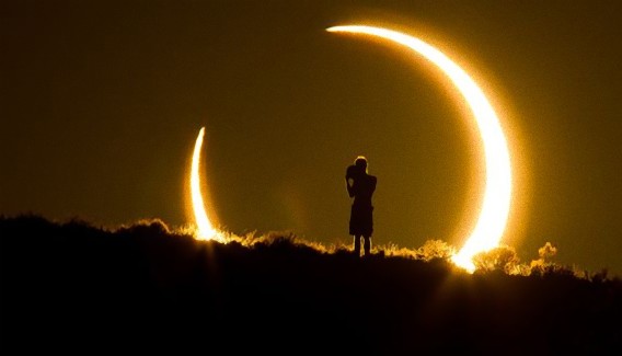 金環日食と皆既日食が同時に訪れる「ハイブリッド金環皆既日食」の美しい動画