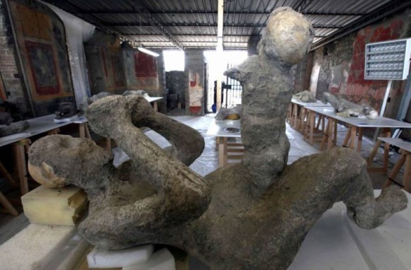 ポンペイ遺跡の修復プロジェクトで復元される悲しみが詰め込まれた石膏遺体像（イタリア）