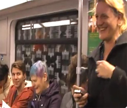 【動画】果たして笑いは伝染するのか？ドイツの地下鉄内で検証してみた