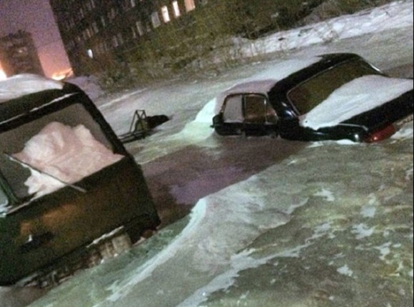 これが噂の「エターナルフォースブリザード」なのか？冬のロシアで水道管が破裂。町全体が氷漬けに。