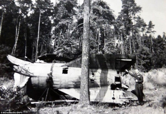 ナチスドイツのV2ロケットの残骸が。英国兵士が撮影した第二次世界大戦中・直後のモノクローム写真