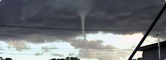 天と地がつながる瞬間 伊豆大島で一直線のくっきり竜巻が観測される