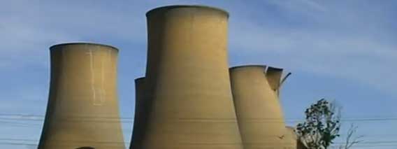 冷却塔5機が轟音と共にくずおれる。イギリス石炭火力発電所の爆破解体
