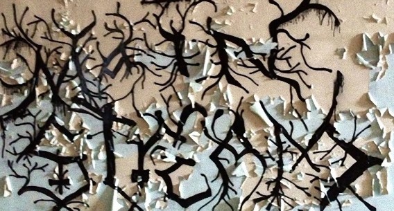 廃墟となった精神病院に人影を描いていくプロジェクト「千の影」