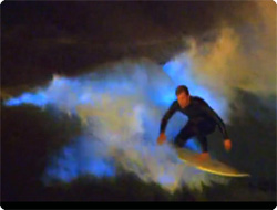 【動画】夜光虫の青い光に照らされながらサーフィン