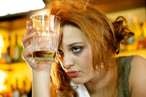 アルコールが記憶に及ぼす影響。お酒を飲みすぎると記憶が飛ぶのはなぜなのか？