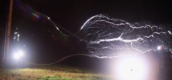 弾けすぎ！巨大シャボン玉を作って爆発させたスローモーション映像