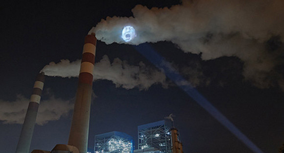 大気汚染の恐ろしさを訴えるため、工場の煙突から排出される煙に子供たちの顔を映し出したプロジェクトマッピング（中国）