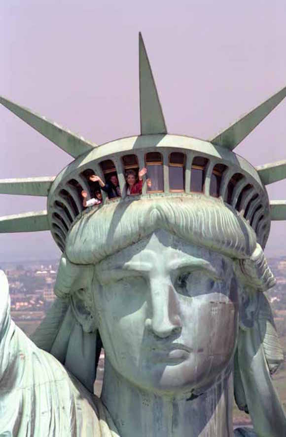 Nancy_Reagan_reopens_Statue_of_Liberty_1986