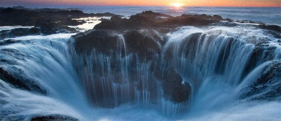 吸い込まれそうになる天然の穴、米オレゴン州、ペルペツア岬