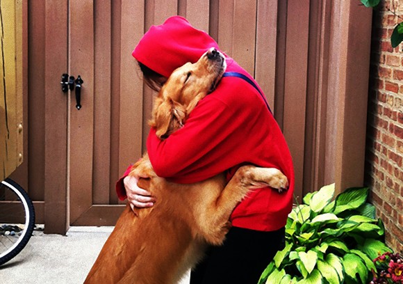 身を預けられる絆がそこに。心を暖かくする抱きしめあう人間と犬の写真