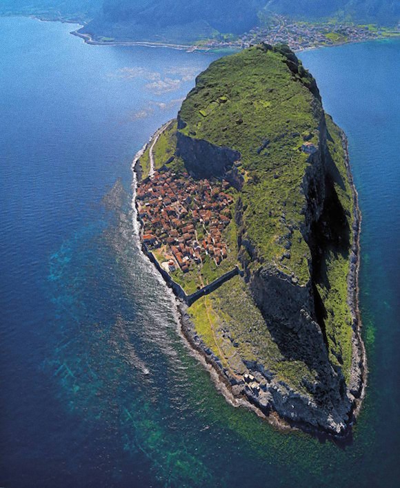 これなんてRPG？裏ボス潜んでいる感漂う、ギリシャの小島にある隠された町「モネンバシア」