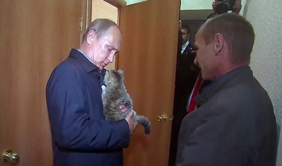 プーチン大統領、子猫を抱く。