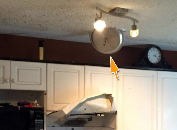 フタが天井に刺さってるよ。圧力がかかりすぎて蓋が吹っ飛んだ圧力鍋による悲惨なことになってる台所事情