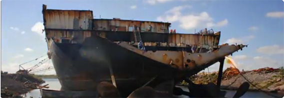 廃船となった米海軍の巨大タンカーを豪快に解体していく作業を早回しで（動画）