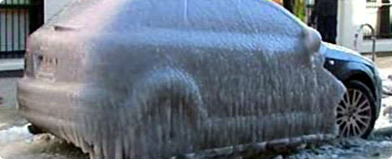 「おい誰かハンマーもってないか？」ニューヨークでは、路面だけでなく車も完全凍結