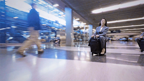 キャリーケースに乗って空港GO。入れて乗れる自走式電動キャリーケースがついに登場！これは欲しいぞ