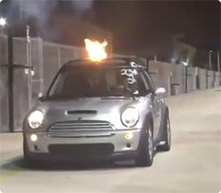 ミニクーパーにヘリコプターのジェットエンジンを搭載してみたらとどろく爆音