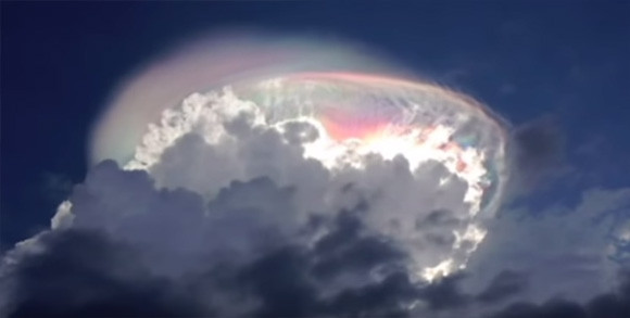 コスタリカの独立記念日に虹をまとった奇妙な雲が上空に浮かぶ