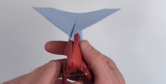 世界一遠くまで飛ぶ紙飛行機の折り方