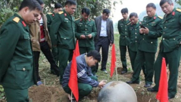 ベトナムで空から謎の金属製球体が3つも降り注ぐ。軍部が回収し調査中