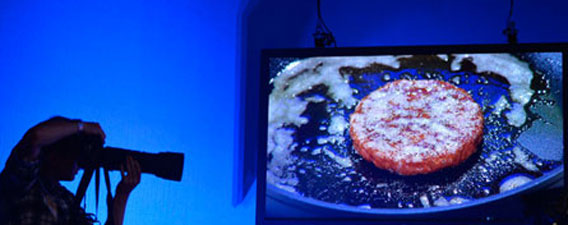 幹細胞を培養させて作った人工肉ハンバーガー、はじめての試食会。そのお味は？（動画あり）