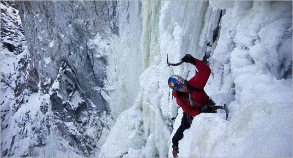 凍った！じゃあ登るか。世界初、ナイアガラの滝を登った男